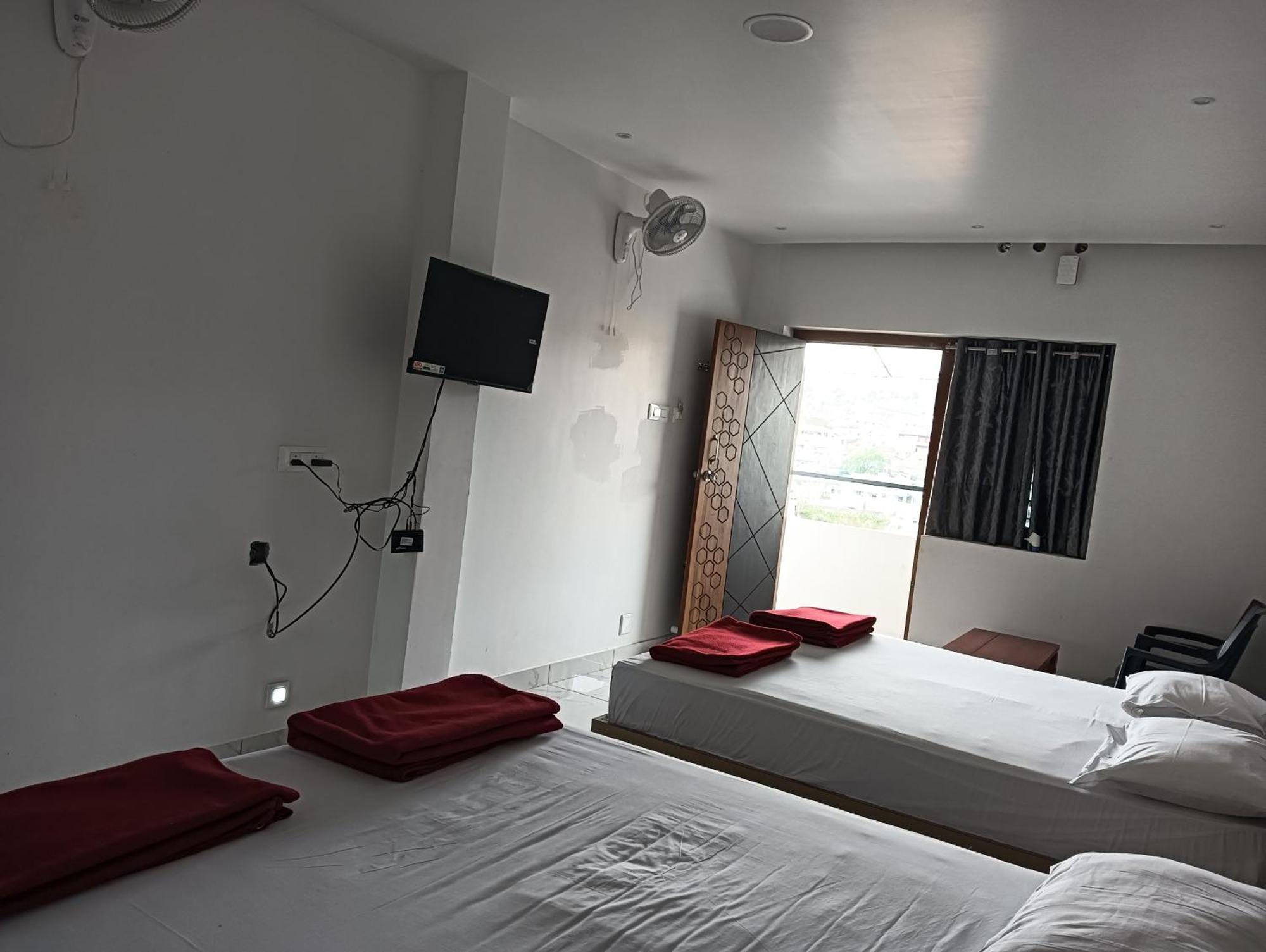 Hotel Hilltop Vālpārai Esterno foto