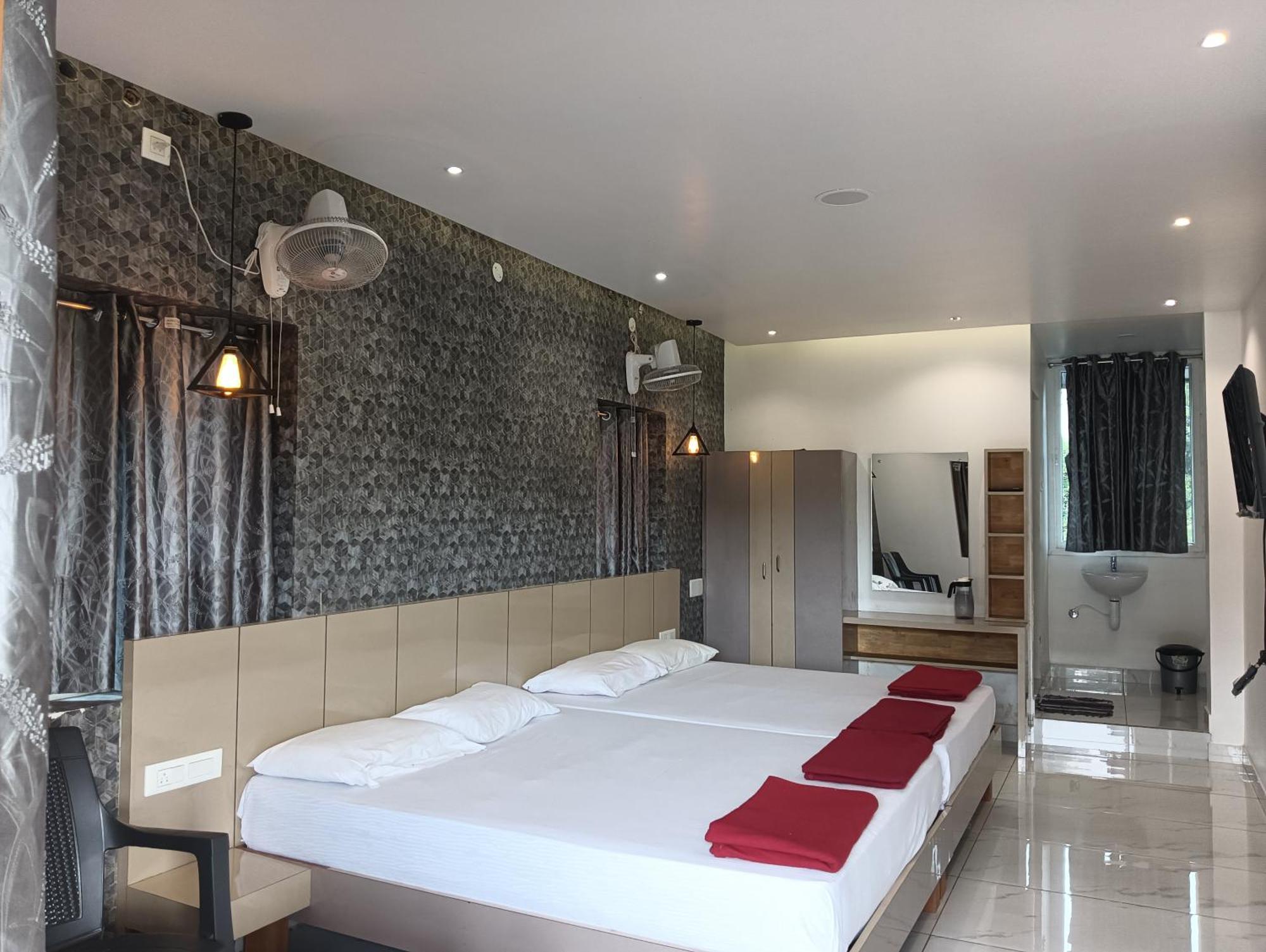Hotel Hilltop Vālpārai Esterno foto